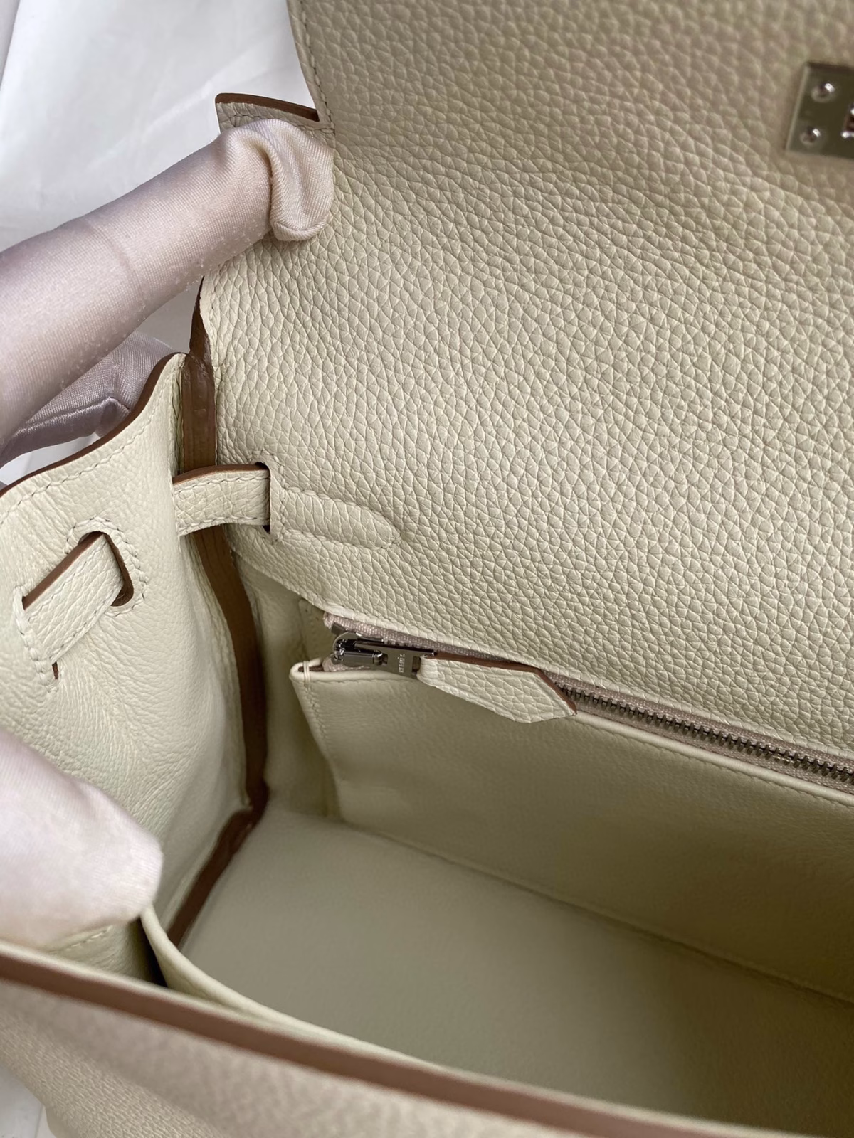 Hermes Kelly Retourne 25 Handmade Bag In Mushroom Clemence Leather - Image 4