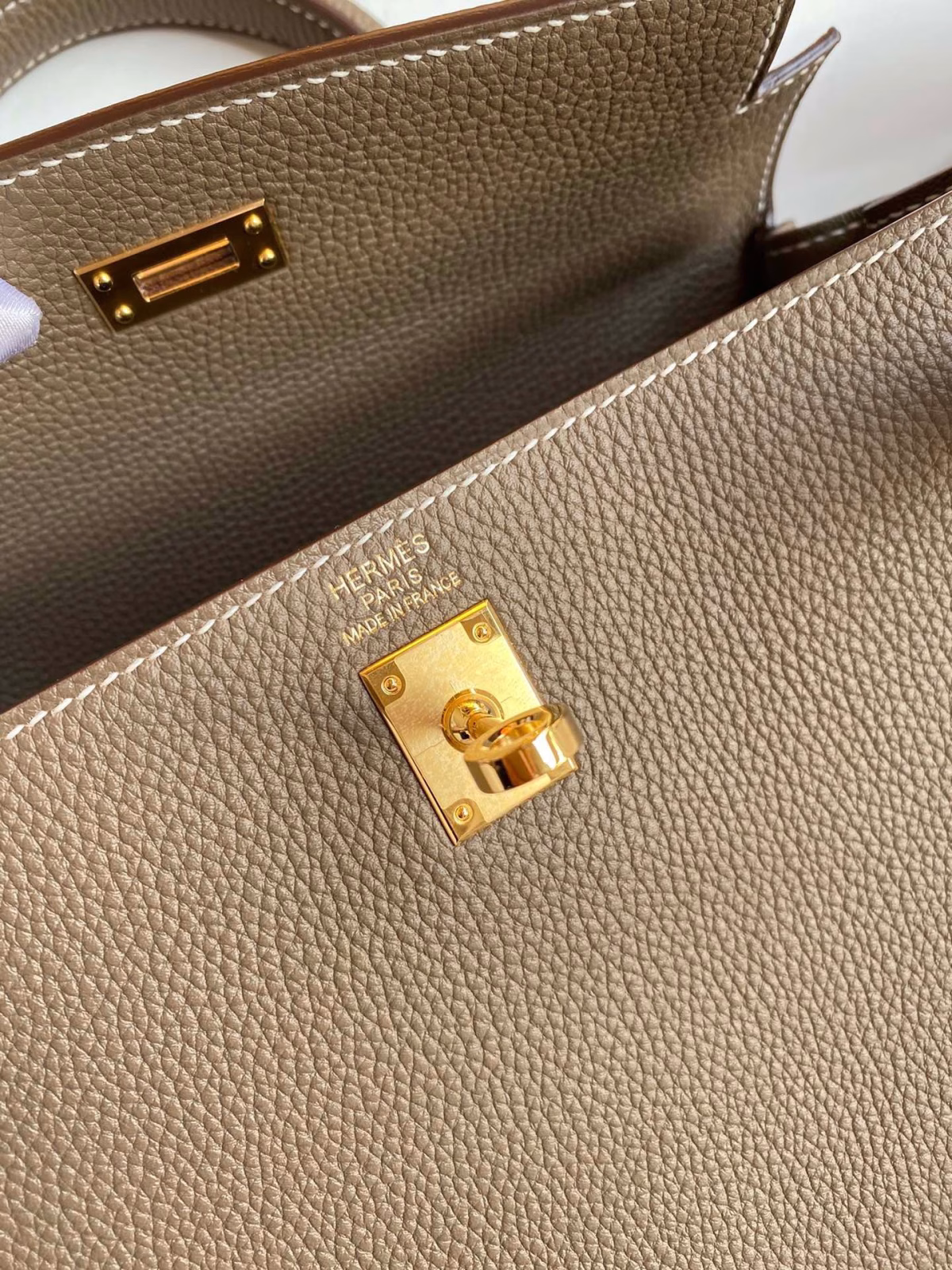 Hermes Kelly Retourne 25 Handmade Bag In Taupe Clemence Leather - Image 3
