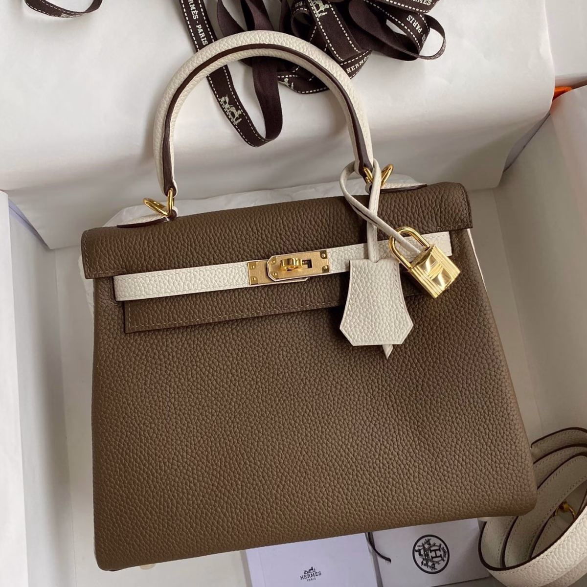 Hermes Kelly Retourne 25 Bicolor Bag in Taupe and Craie Clemence Calfskin - Image 1