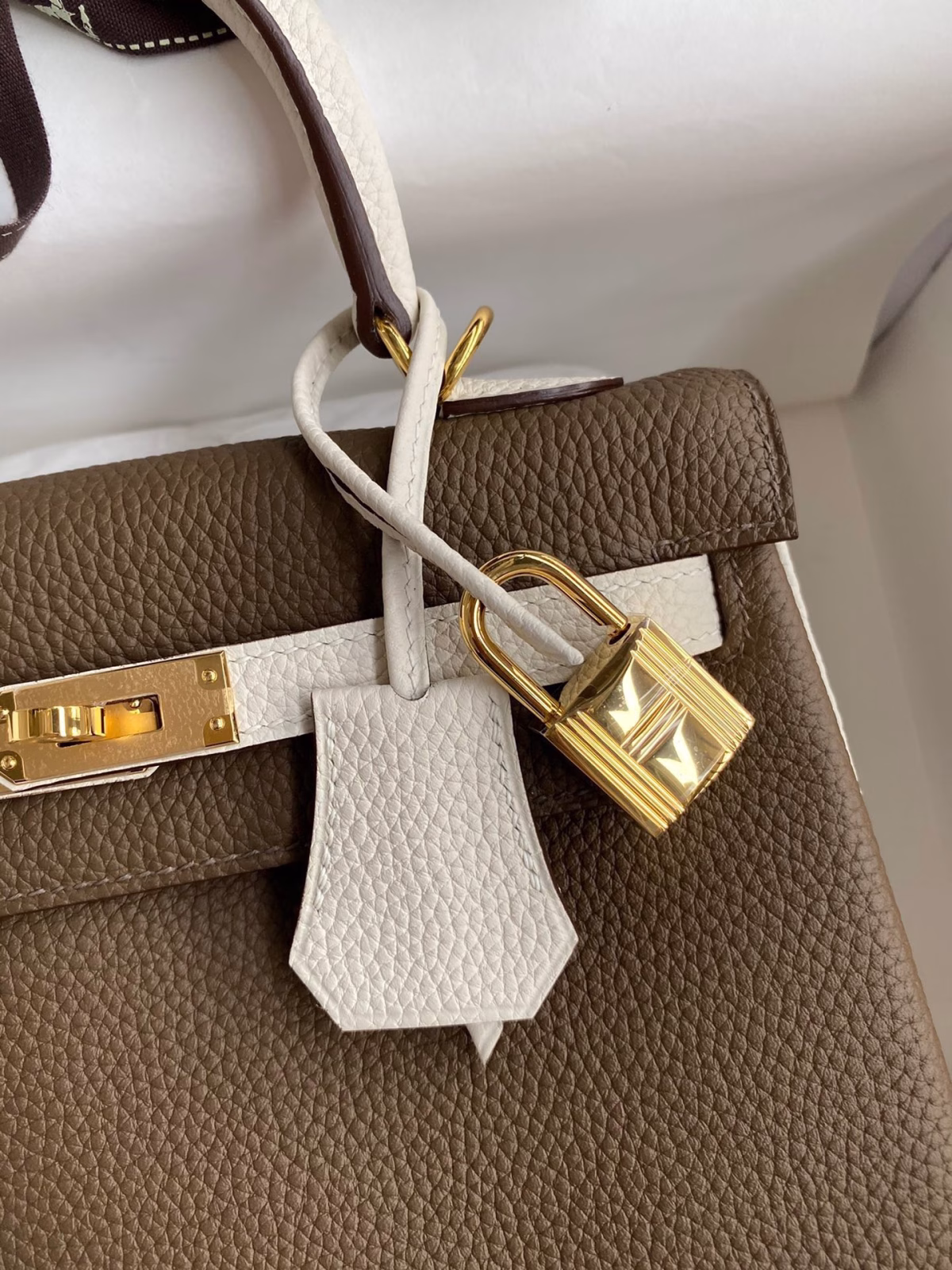 Hermes Kelly Retourne 25 Bicolor Bag in Taupe and Craie Clemence Calfskin - Image 7