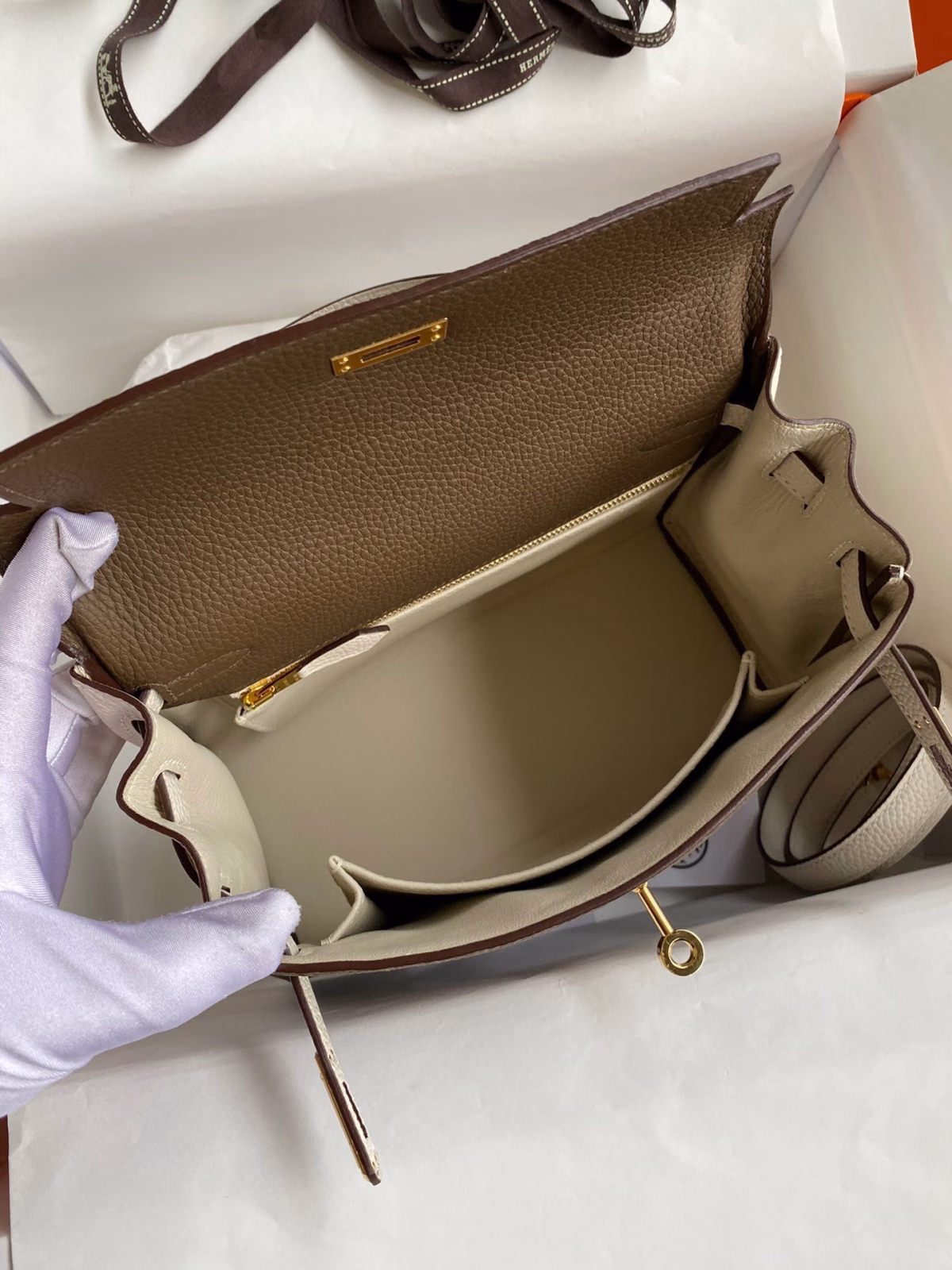Hermes Kelly Retourne 25 Bicolor Bag in Taupe and Craie Clemence Calfskin - Image 2