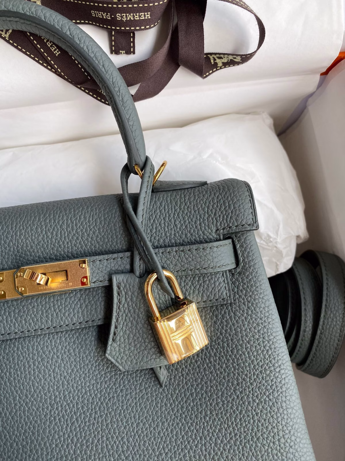 Hermes Kelly Retourne 25 Handmade Bag In Vert Amande Clemence Leather - Image 5