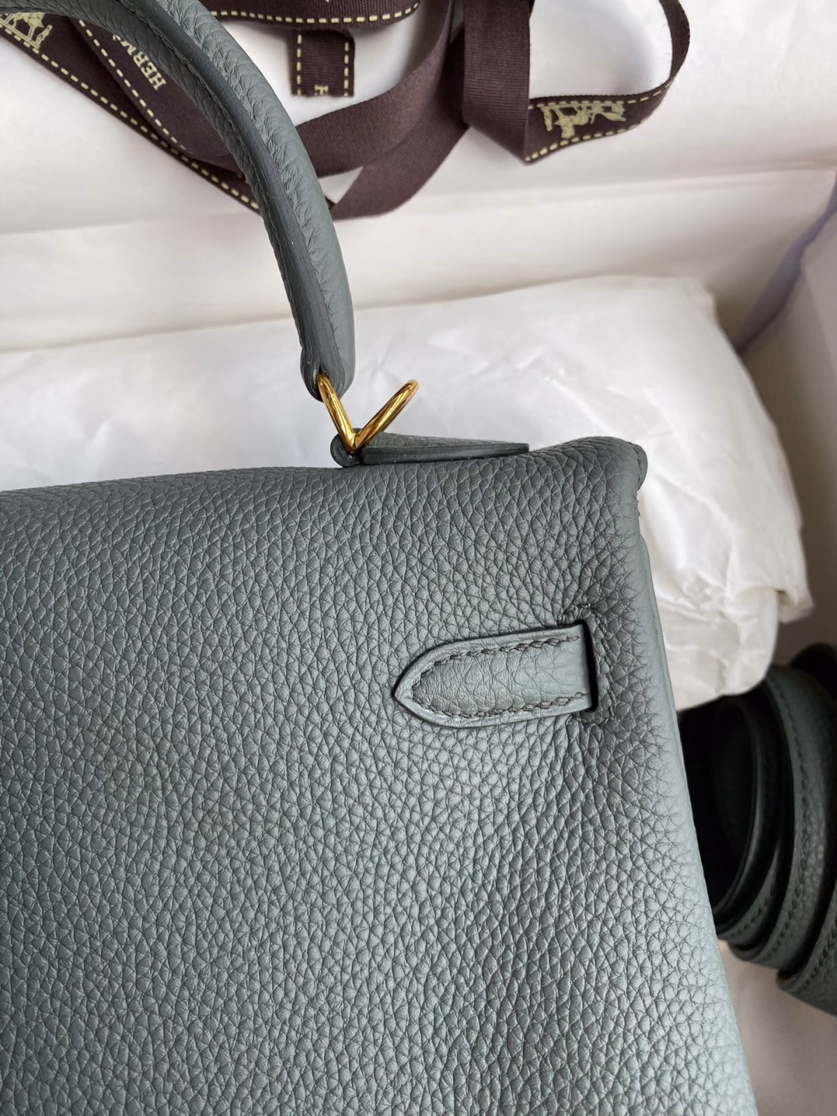 Hermes Kelly Retourne 25 Handmade Bag In Vert Amande Clemence Leather - Image 3