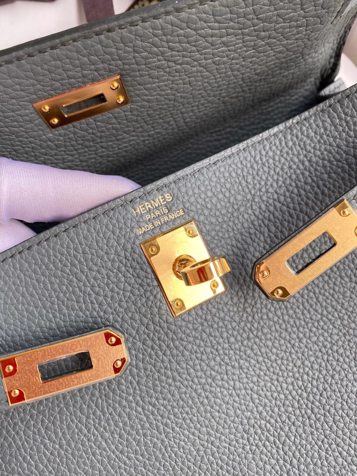 Hermes Kelly Retourne 25 Handmade Bag In Vert Amande Clemence Leather - Image 2
