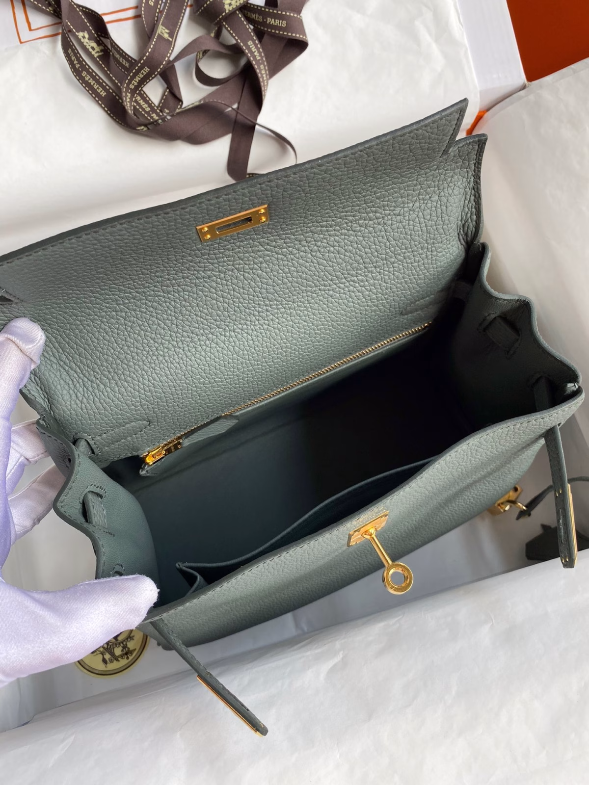 Hermes Kelly Retourne 25 Handmade Bag In Vert Amande Clemence Leather - Image 4