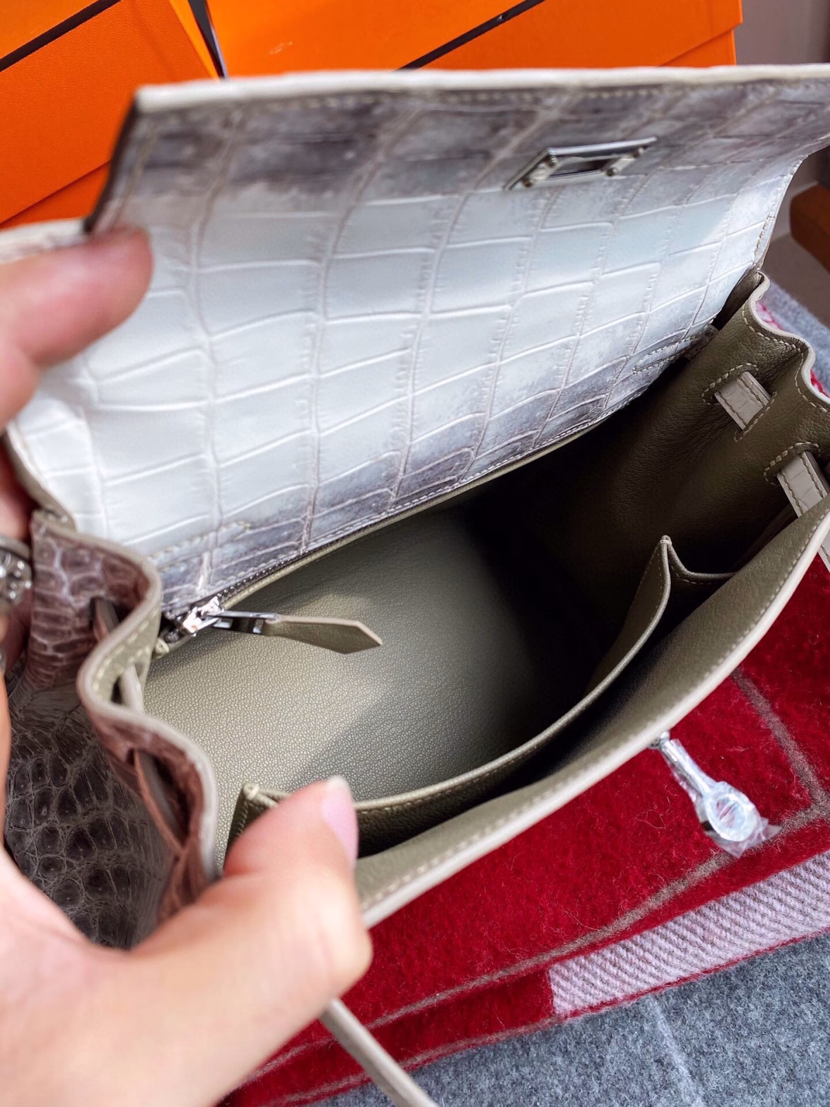 Hermes Kelly Retourne 25 Handmade Bag In Himalaya Crocodile Niloticus Skin - Image 8