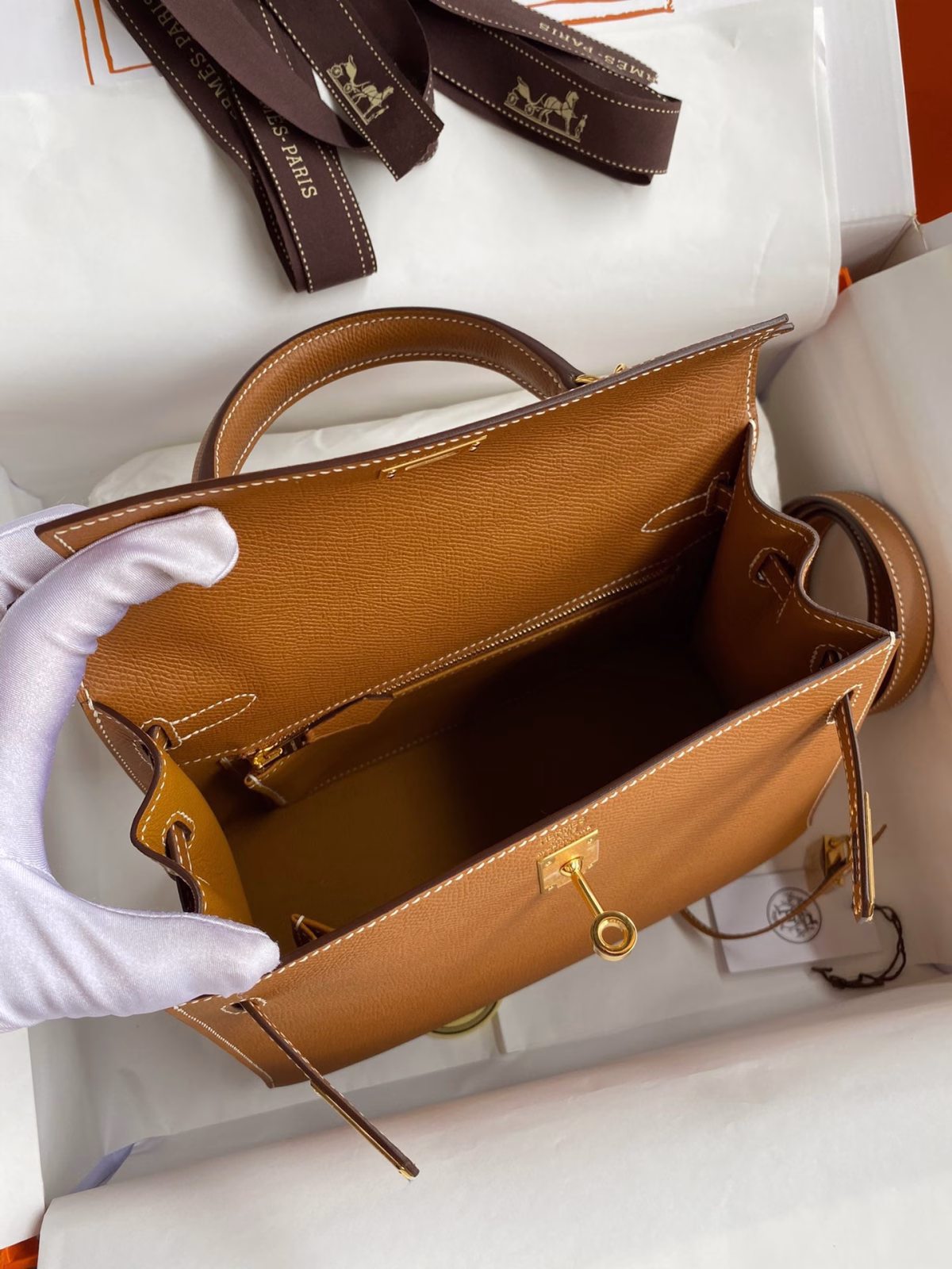 Hermes Kelly Sellier 25 Handmade Bag In Gold Epsom Calfskin - Image 3