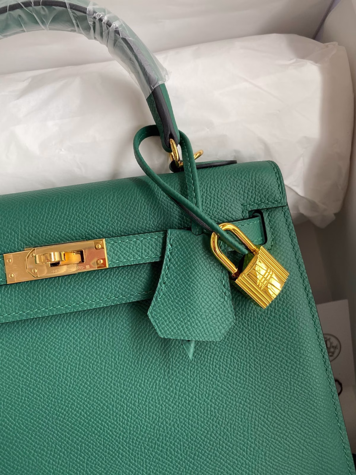 Hermes Kelly Sellier 25 Handmade Bag In Malachite Epsom Calfskin - Image 8