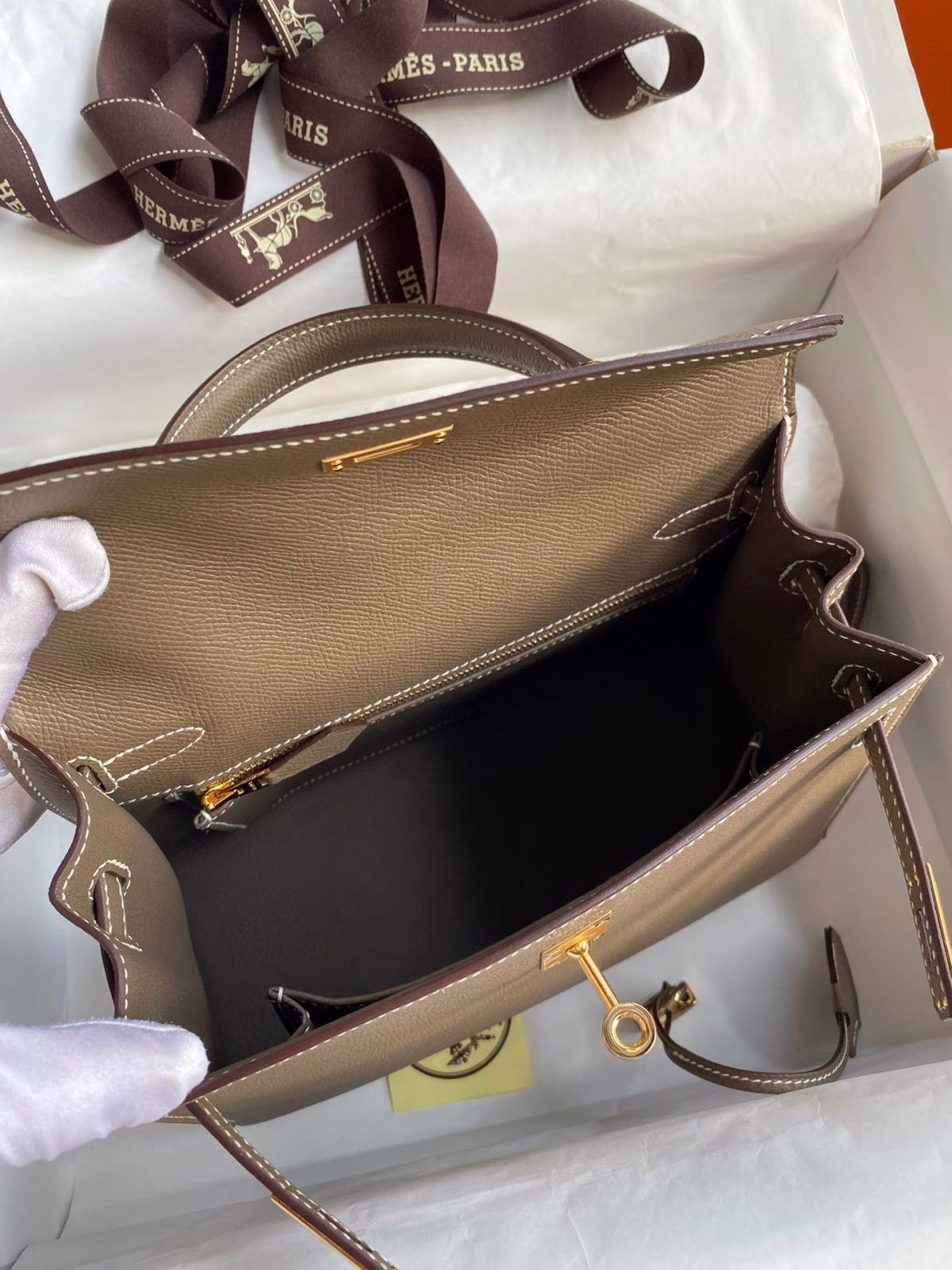 Hermes Kelly Sellier 25 Handmade Bag In Taupe Epsom Calfskin - Image 3