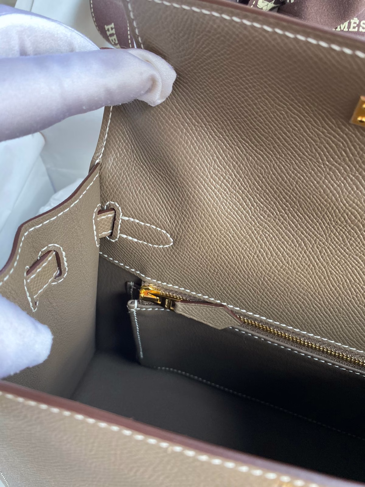 Hermes Kelly Sellier 25 Handmade Bag In Taupe Epsom Calfskin - Image 9