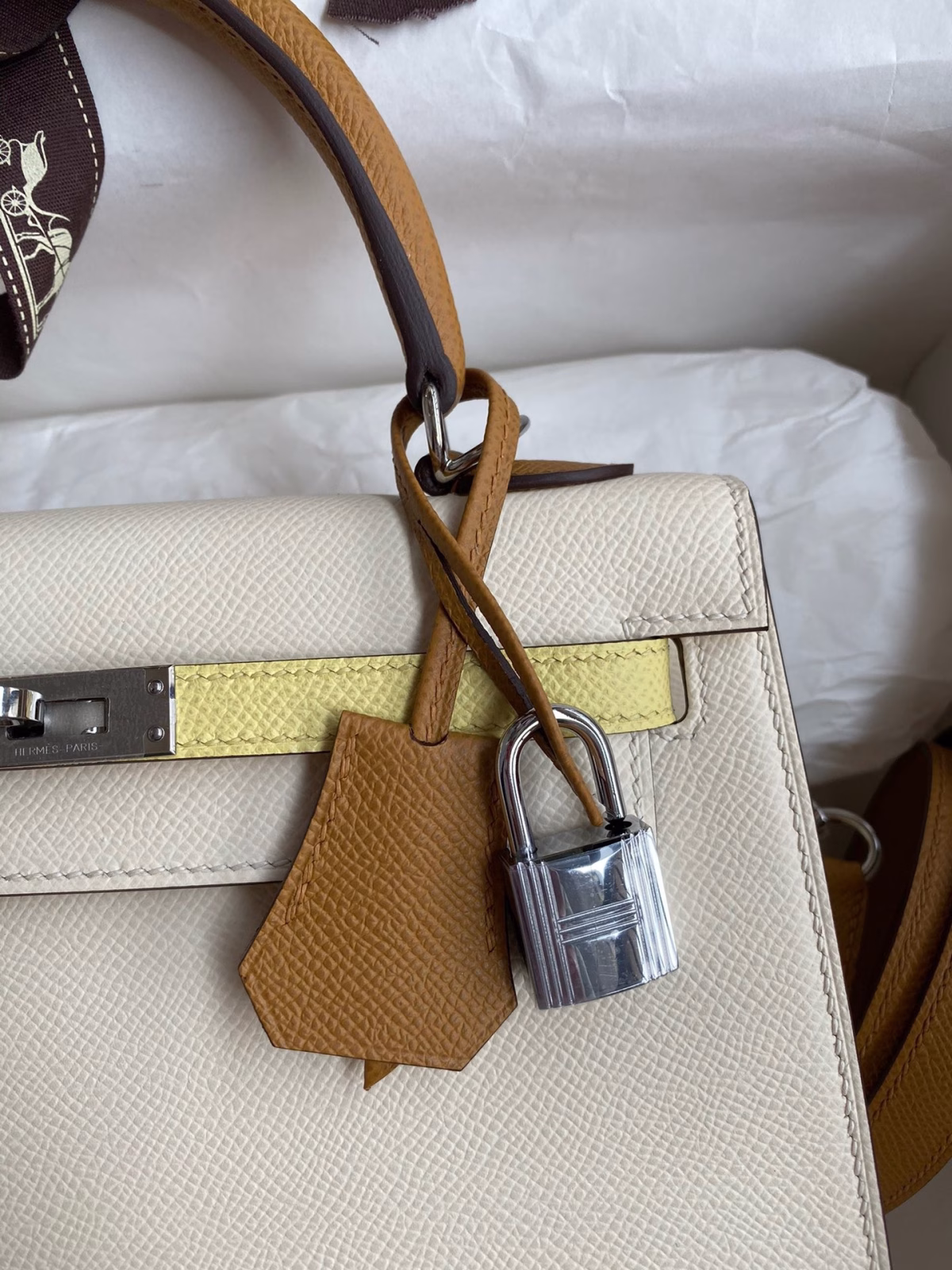 Hermes Kelly Sellier 25 Tricolor Bag in Craie/Sesame/Yellow Epsom Calfskin - Image 5