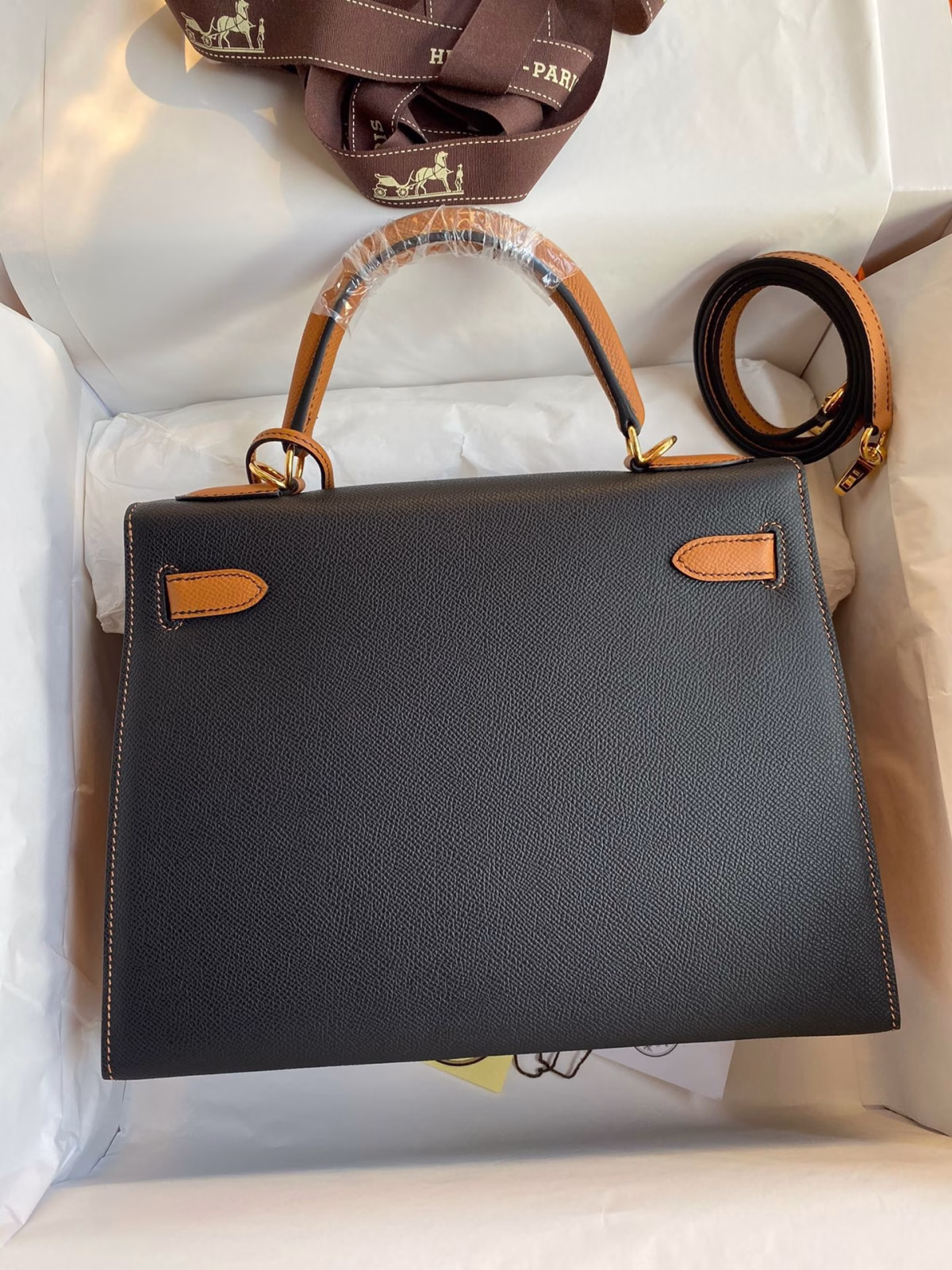Hermes Kelly Sellier 28 Bicolor Bag in Black and Gold Epsom Calfskin - Image 6