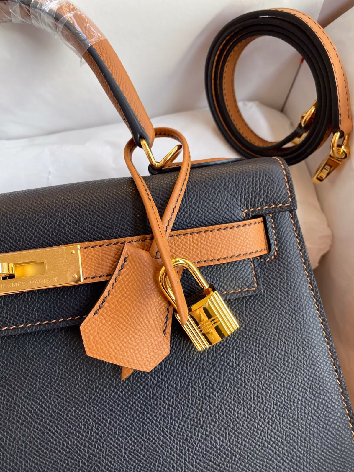 Hermes Kelly Sellier 28 Bicolor Bag in Black and Gold Epsom Calfskin - Image 7