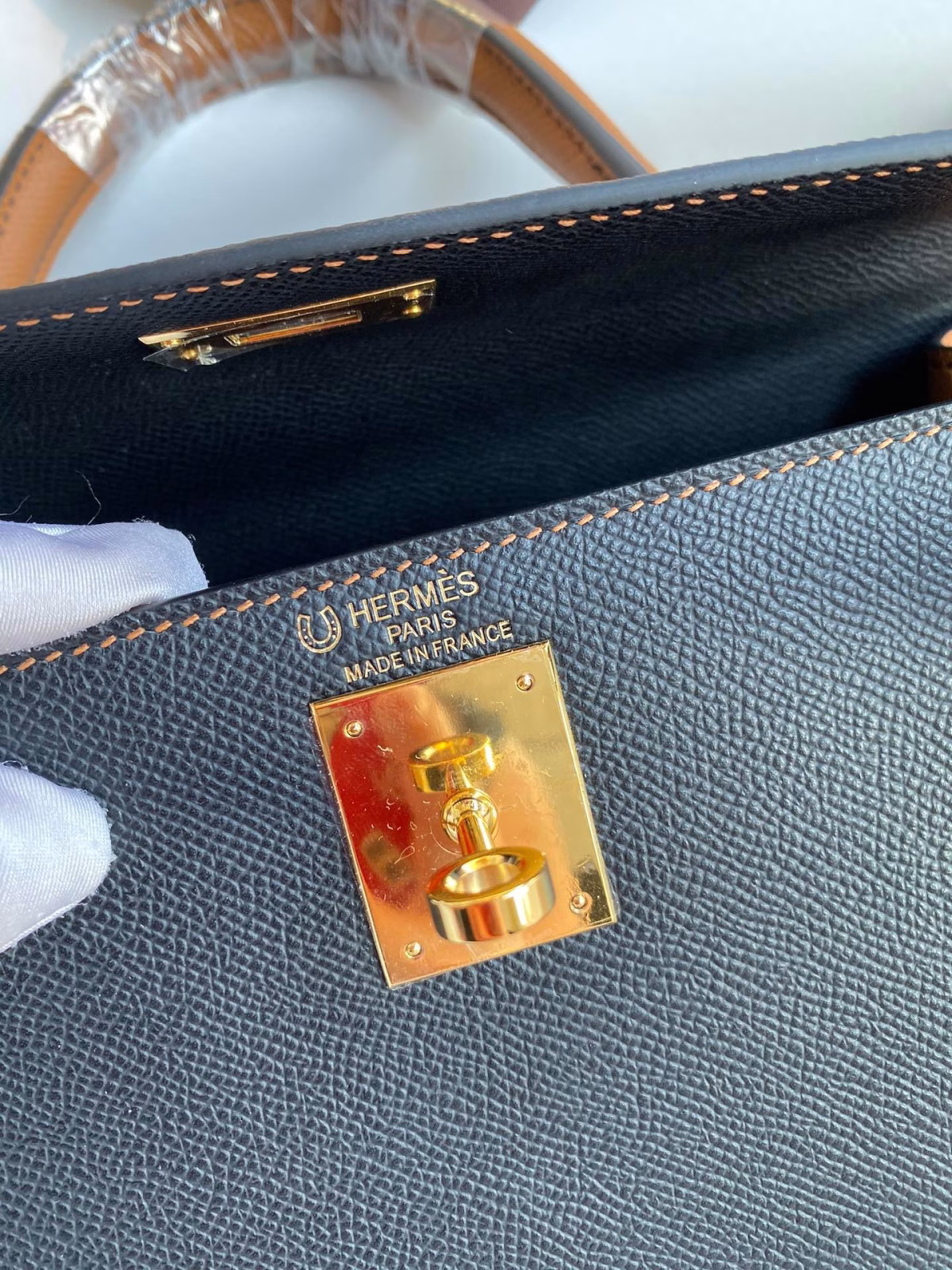 Hermes Kelly Sellier 28 Bicolor Bag in Black and Gold Epsom Calfskin - Image 3