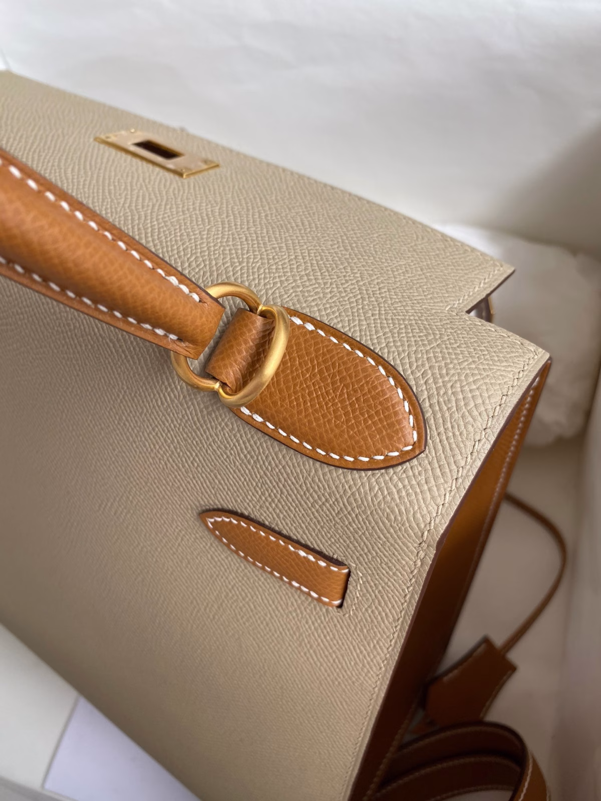 Hermes Kelly Sellier 28 Bicolor Bag in Trench and Gold Epsom Calfskin - Image 2