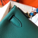 Hermes Kelly Retourne 28 Handmade Bag In Malachite Clemence Leather - Image 7