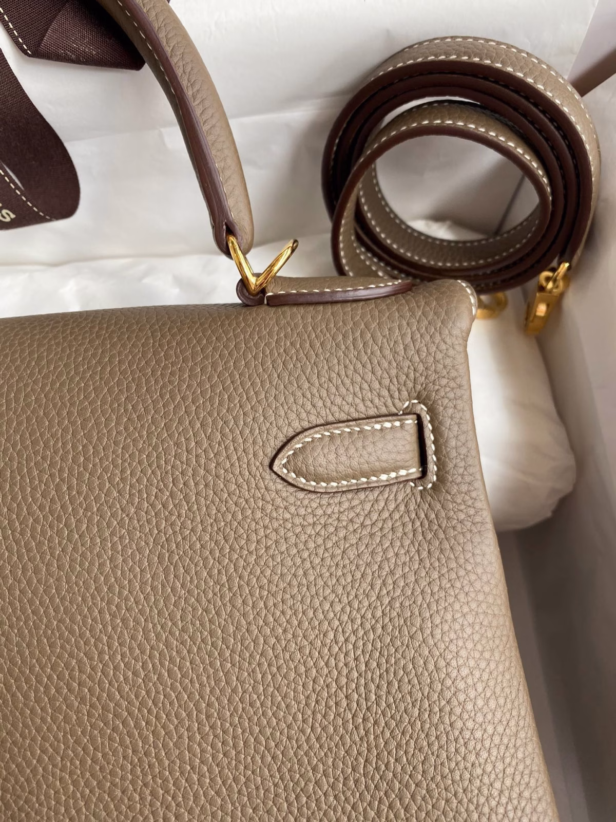 Hermes Kelly Retourne 28 Handmade Bag In Taupe Clemence Leather - Image 3