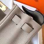 Hermes Kelly Retourne 28 Handmade Bag In Tourterelle Clemence Leather - Image 4
