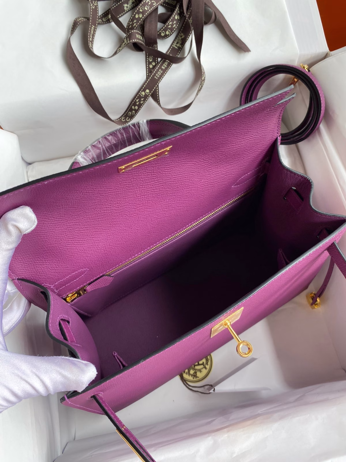 Hermes Kelly Sellier 28 Handmade Bag In Anemone Epsom Calfskin - Image 3