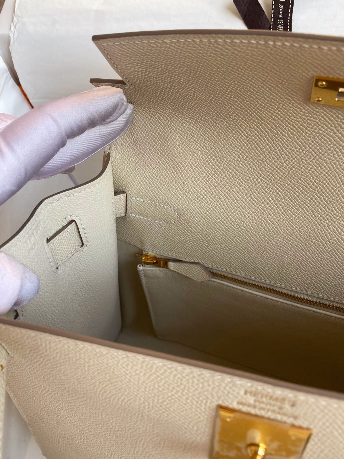 Hermes Kelly Sellier 28 Handmade Bag In Craie Epsom Calfskin - Image 9