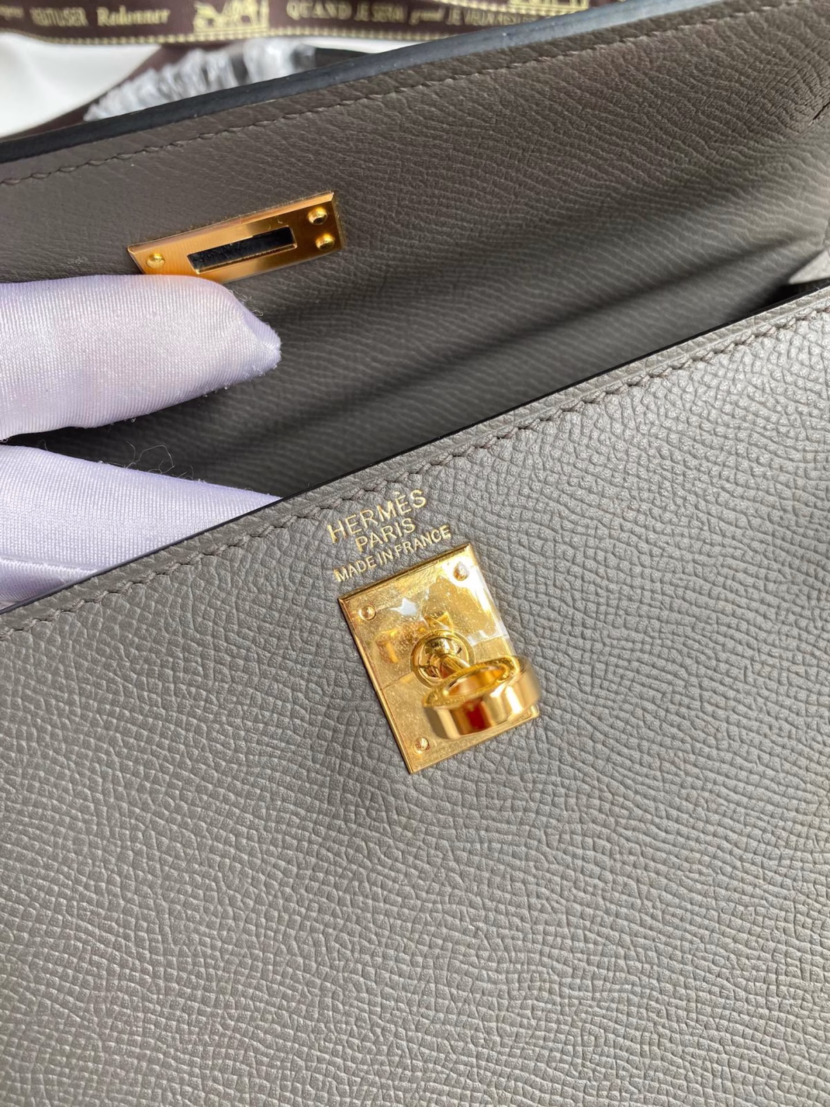 Hermes Kelly Sellier 28 Handmade Bag In Etain Epsom Calfskin - Image 4