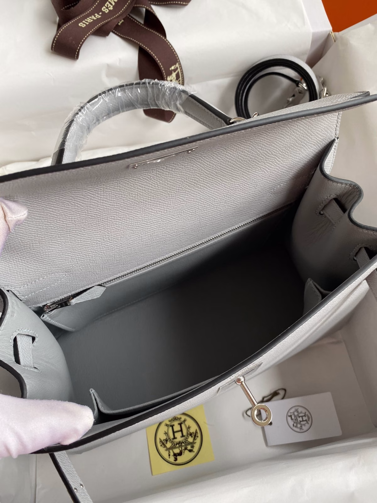 Hermes Kelly Sellier 28 Handmade Bag In Gris Mouette Epsom Calfskin - Image 4
