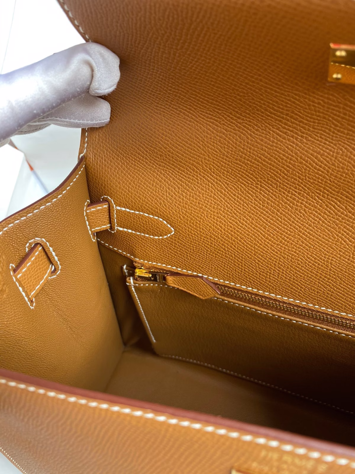 Hermes Kelly Sellier 28 Handmade Bag In Gold Epsom Calfskin - Image 6