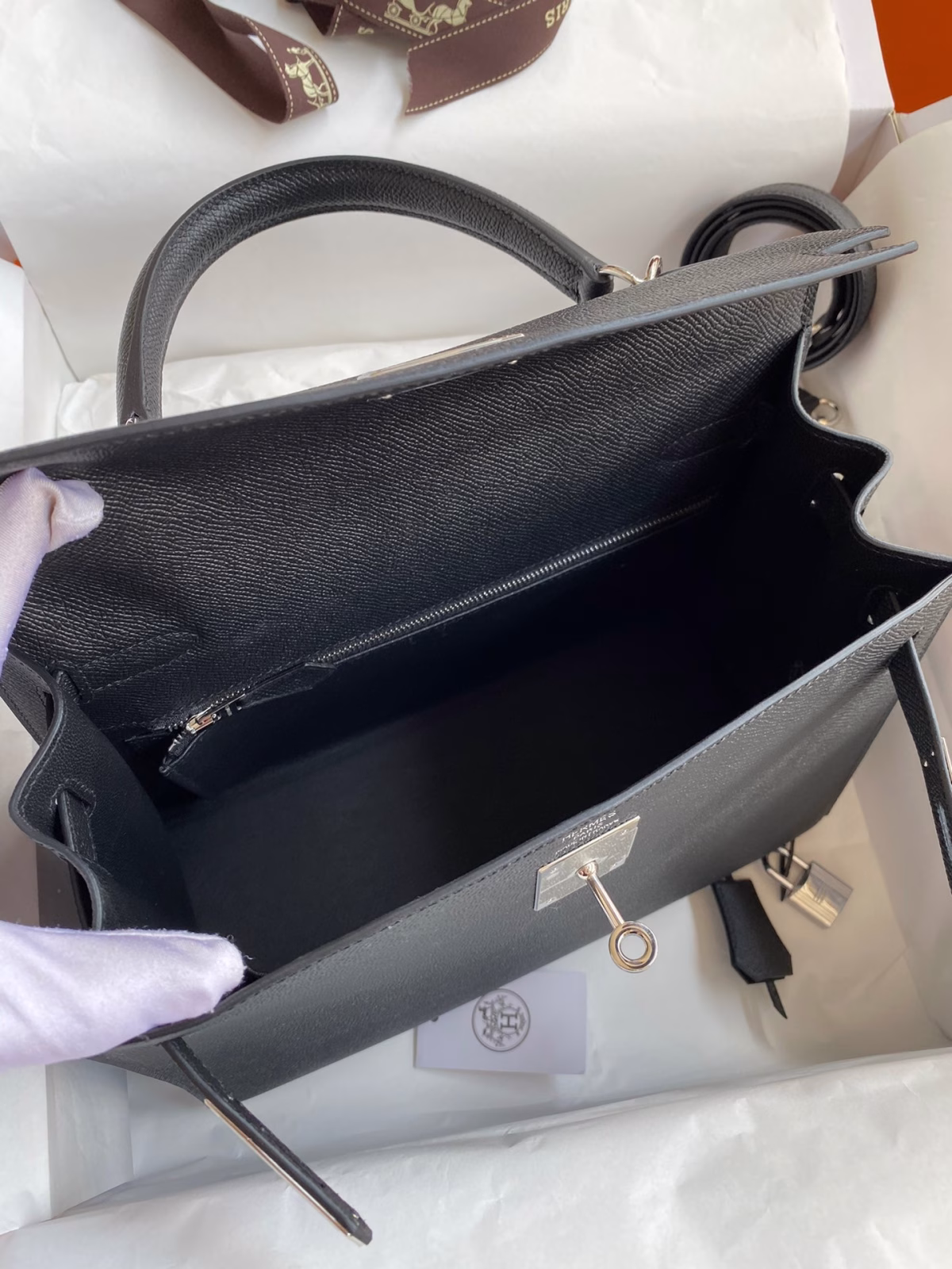 Hermes Kelly Sellier 28 Handmade Bag In Black Epsom Calfskin - Image 4
