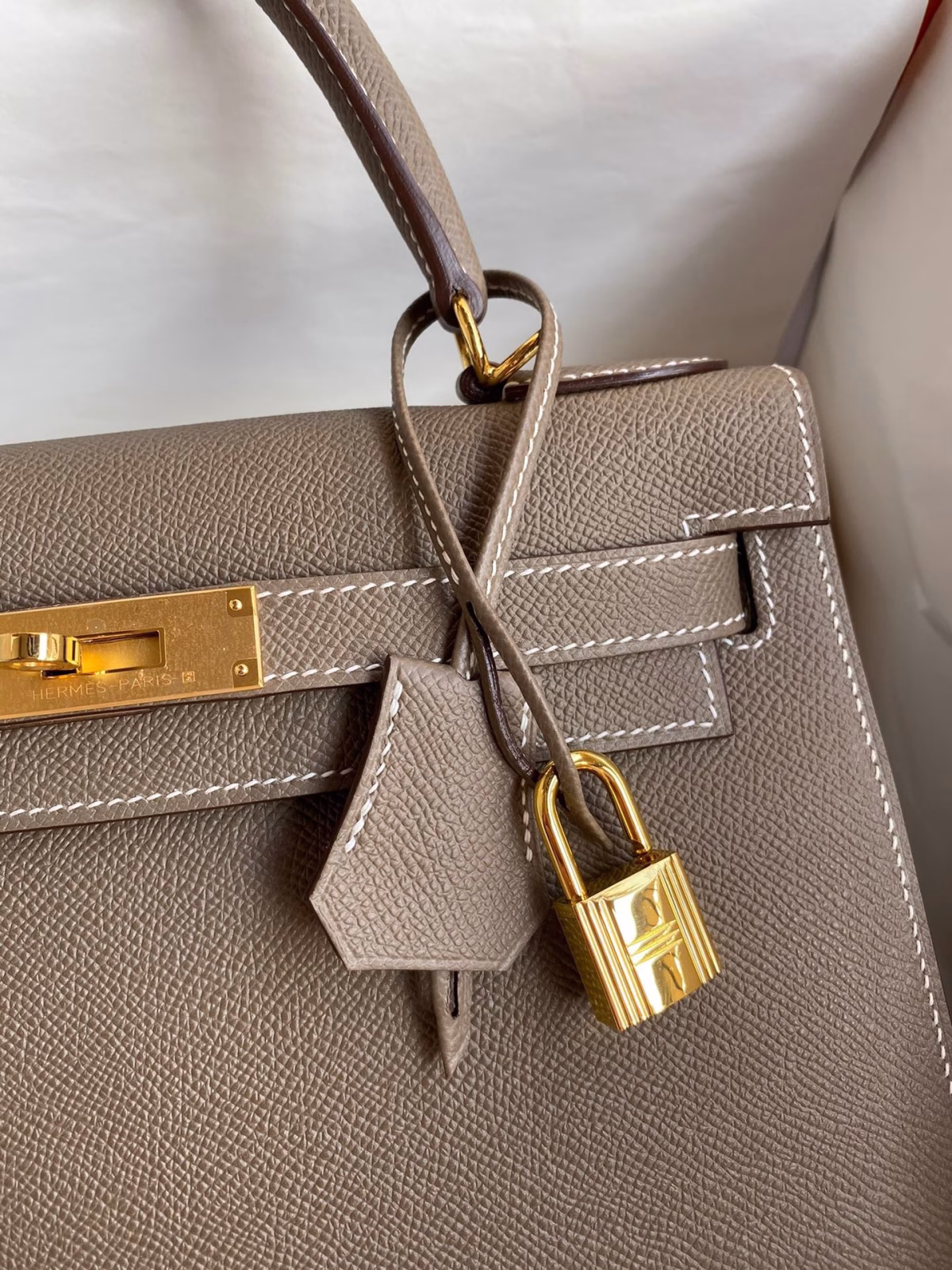 Hermes Kelly Sellier 28 Handmade Bag In Taupe Epsom Calfskin - Image 7