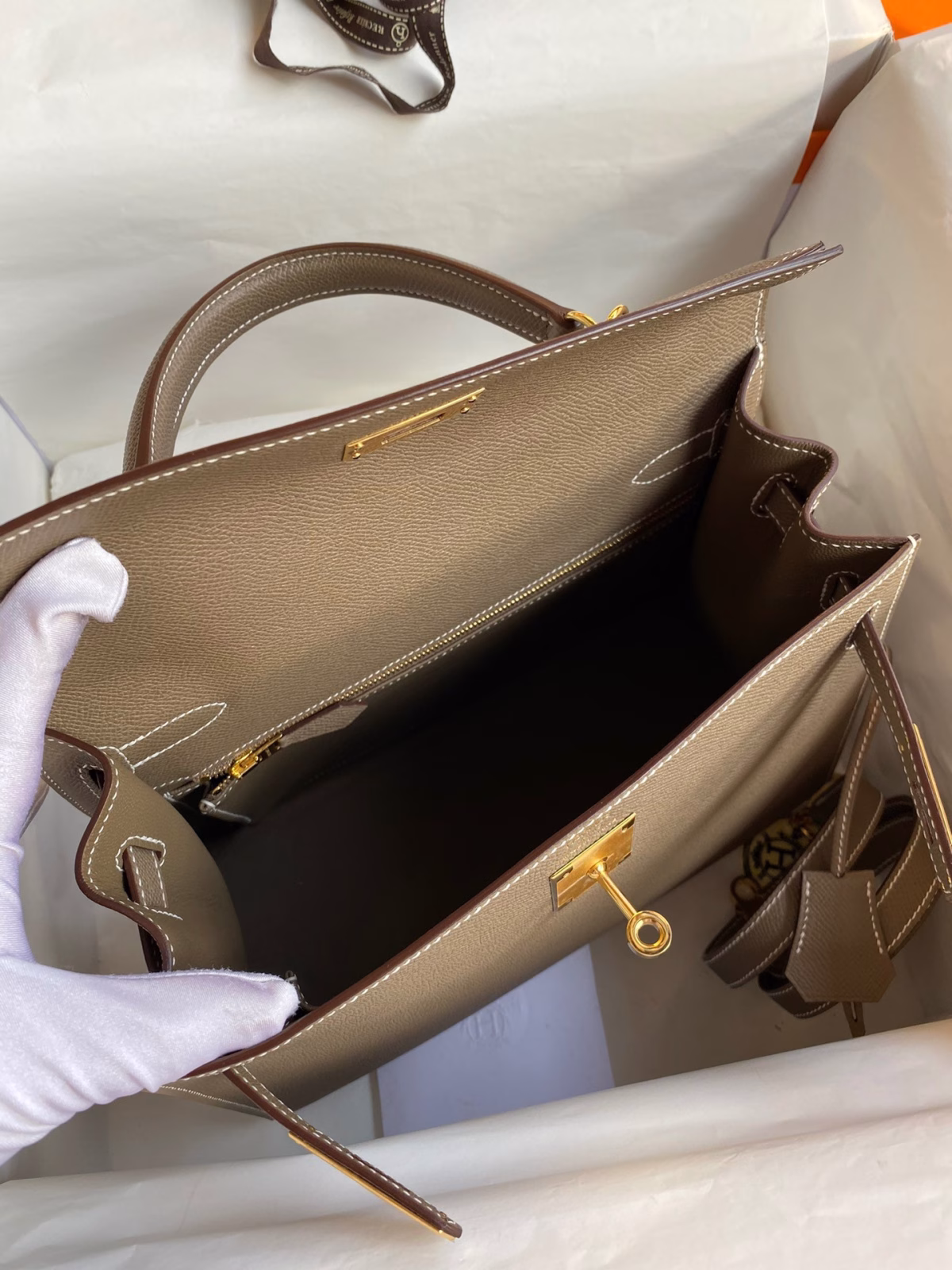 Hermes Kelly Sellier 28 Handmade Bag In Taupe Epsom Calfskin - Image 4