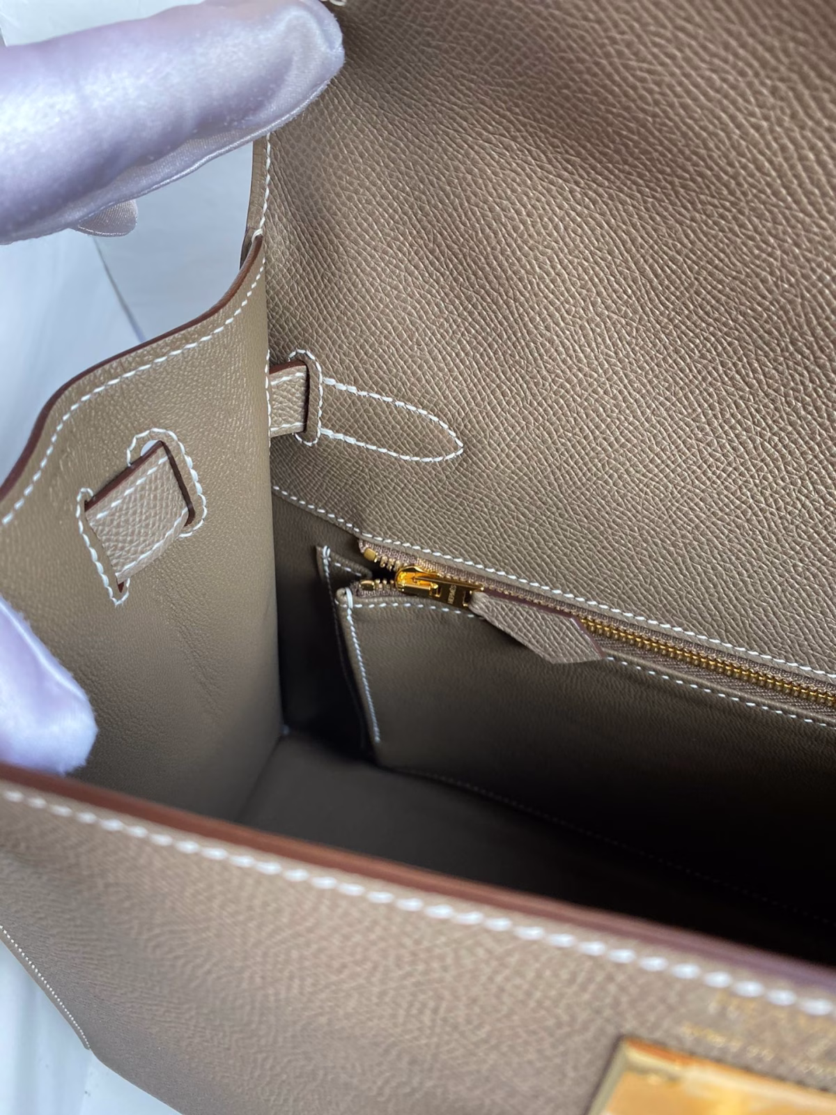 Hermes Kelly Sellier 28 Handmade Bag In Taupe Epsom Calfskin - Image 5