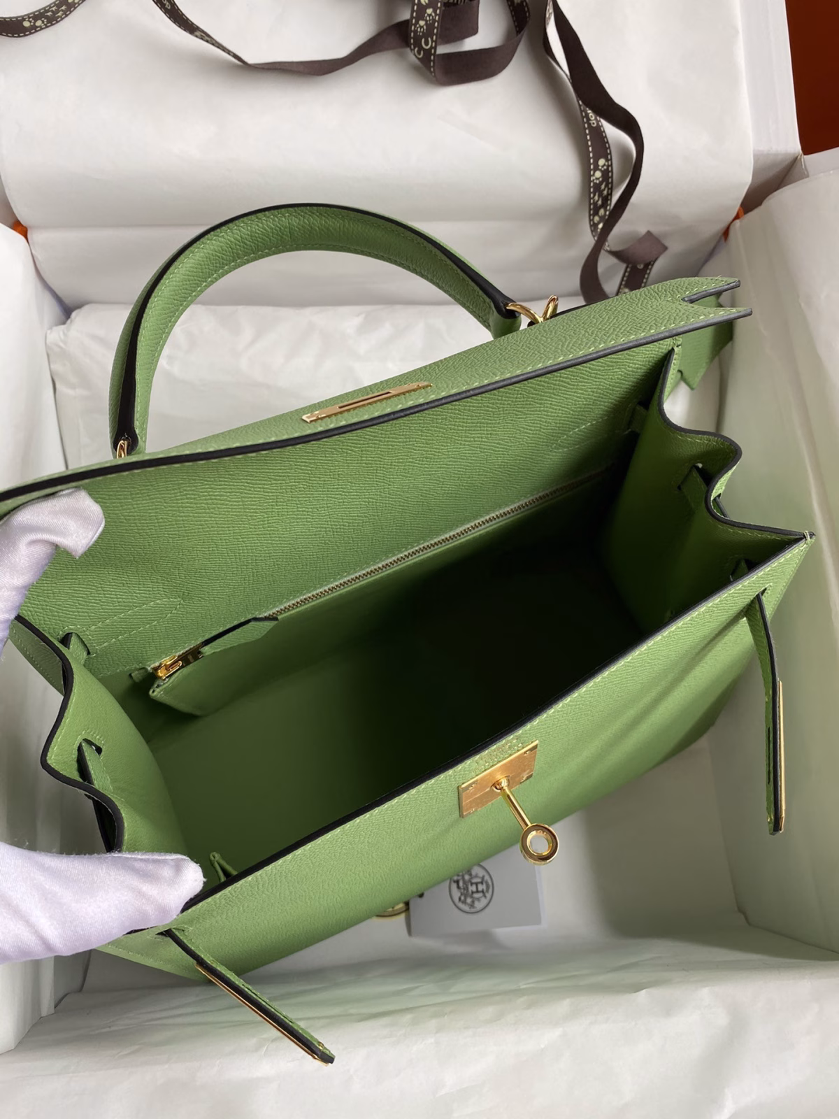 Hermes Kelly Sellier 28 Handmade Bag In Vert Criquet Epsom Calfskin - Image 4