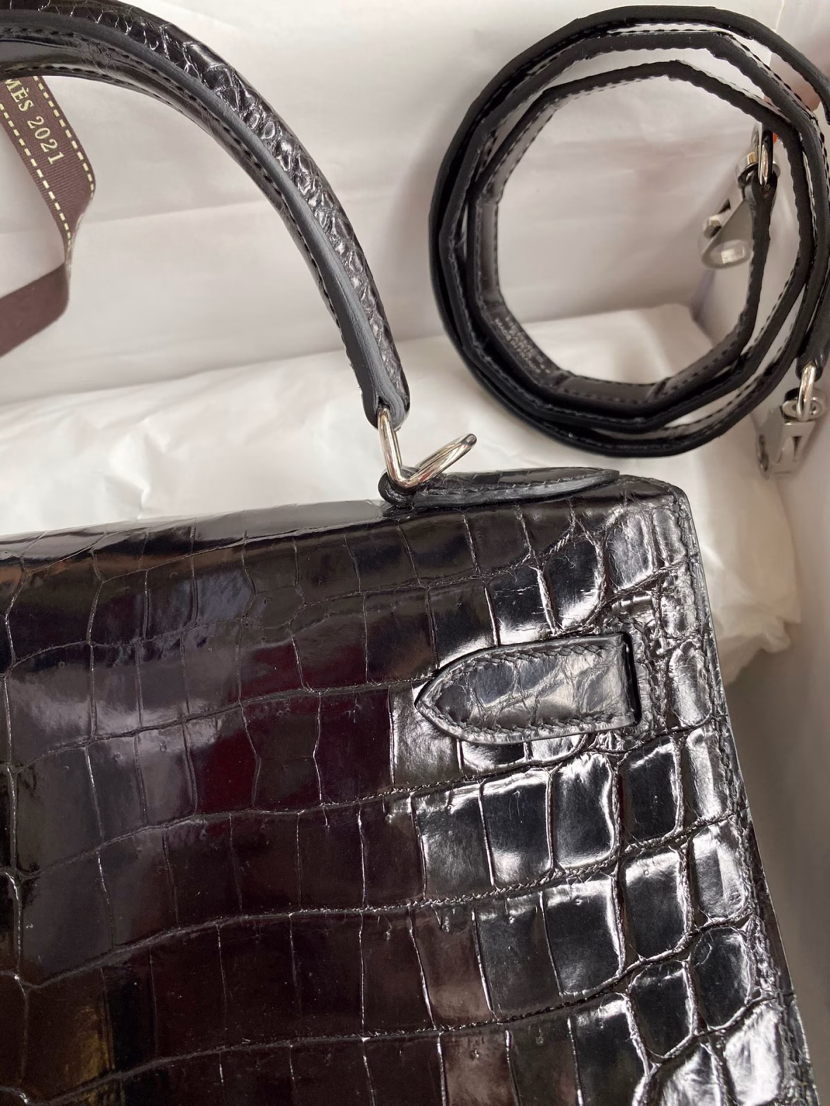 Hermes Kelly Sellier 28 Handmade Bag In Black Crocodile Niloticus Shiny Skin - Image 8