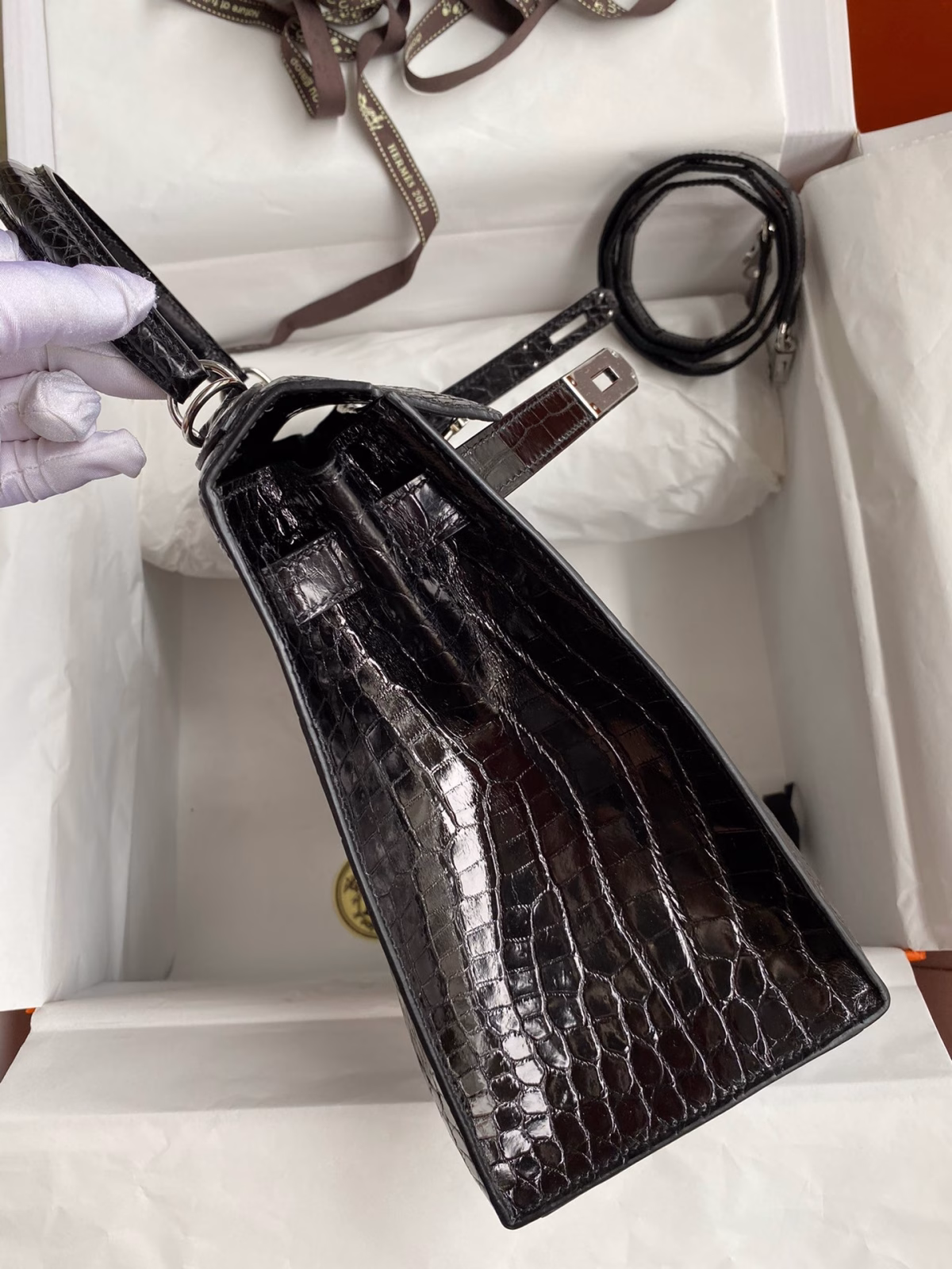 Hermes Kelly Sellier 28 Handmade Bag In Black Crocodile Niloticus Shiny Skin - Image 9
