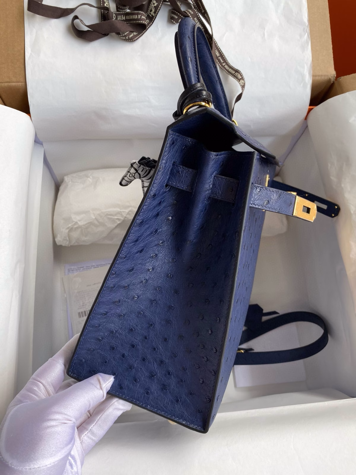 Hermes Kelly Sellier 28 Handmade Bag In Blue Iris Ostrich Leather - Image 9