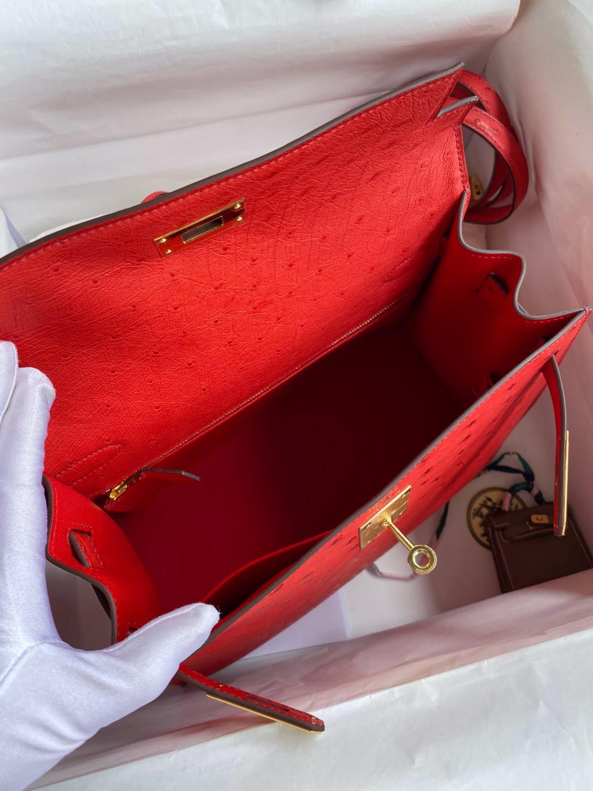Hermes Kelly Sellier 28 Handmade Bag In Red Ostrich Leather - Image 5