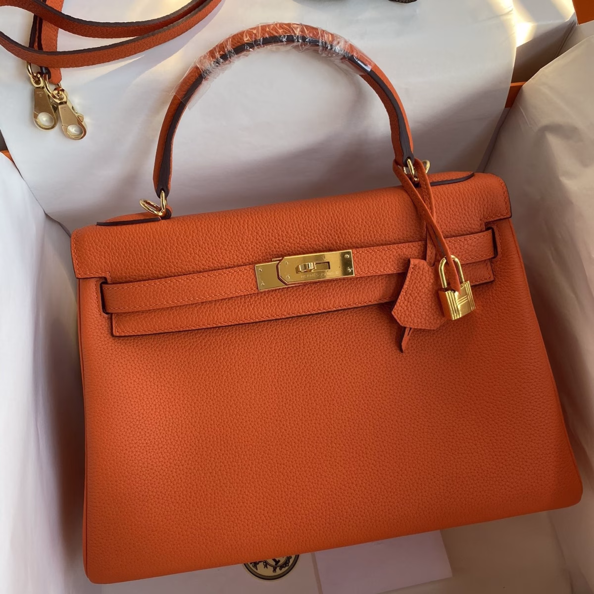 Hermes Kelly Retourne 32 Handmade Bag In Orange Clemence Leather - Image 1