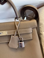 Hermes Kelly Retourne 32 Handmade Bag In Taupe Clemence Leather - Image 7