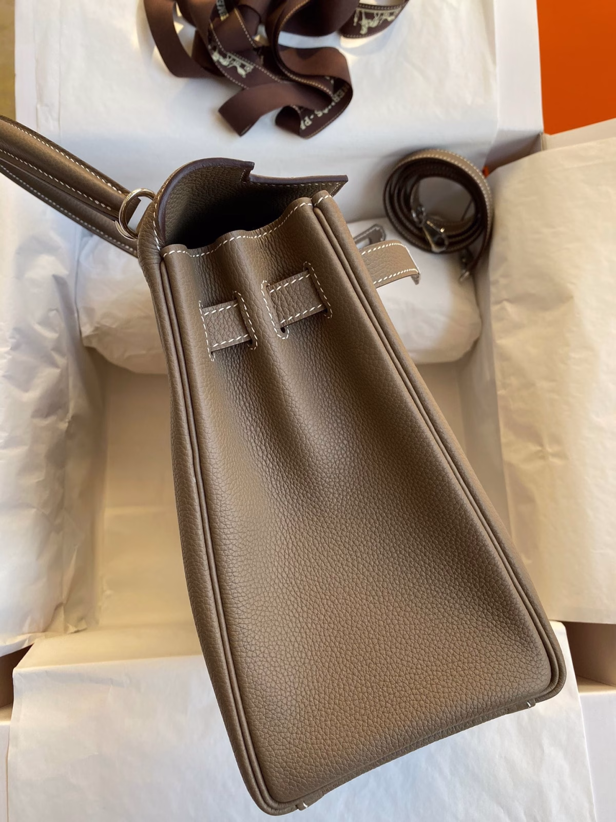 Hermes Kelly Retourne 32 Handmade Bag In Taupe Clemence Leather - Image 9