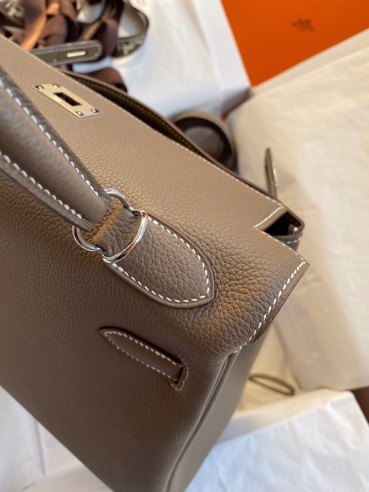 Hermes Kelly Retourne 32 Handmade Bag In Taupe Clemence Leather - Image 2
