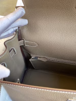 Hermes Kelly Retourne 32 Handmade Bag In Taupe Clemence Leather - Image 5
