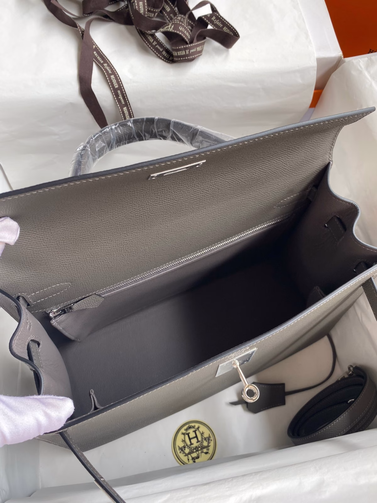 Hermes Kelly Sellier 32 Handmade Bag In Etain Epsom Calfskin - Image 4