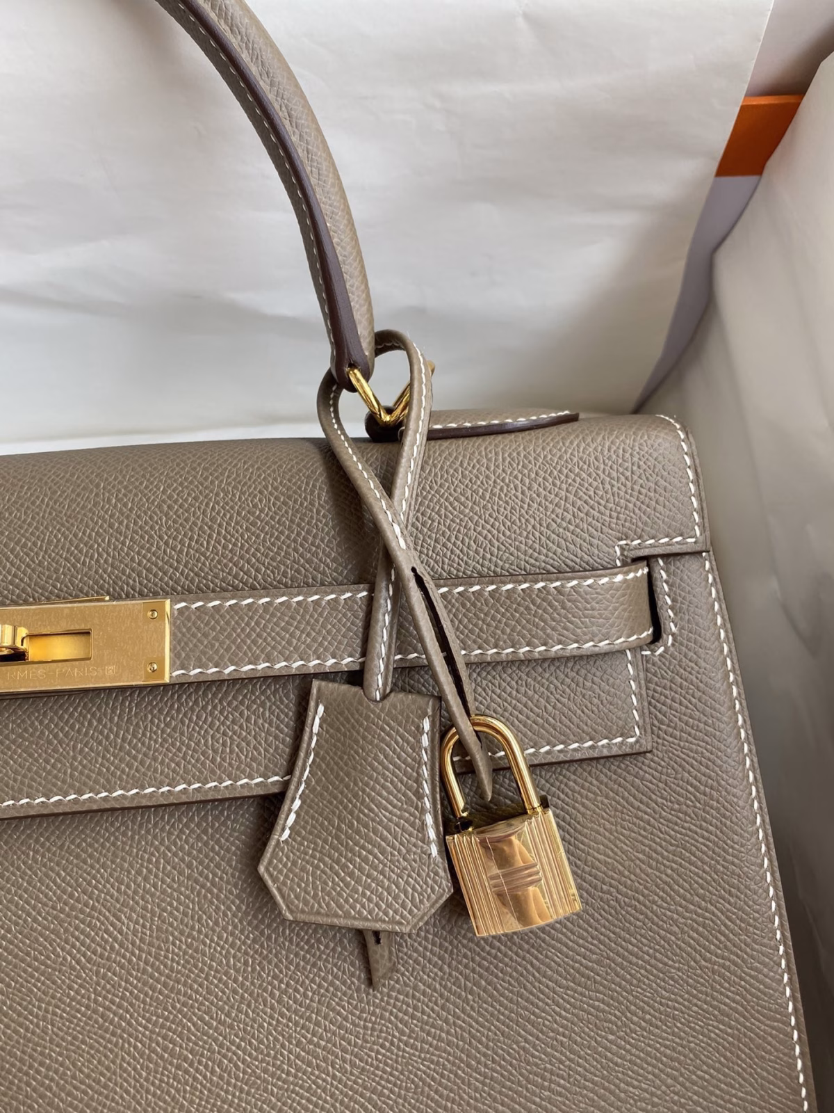 Hermes Kelly Sellier 32 Handmade Bag In Taupe Epsom Calfskin - Image 7