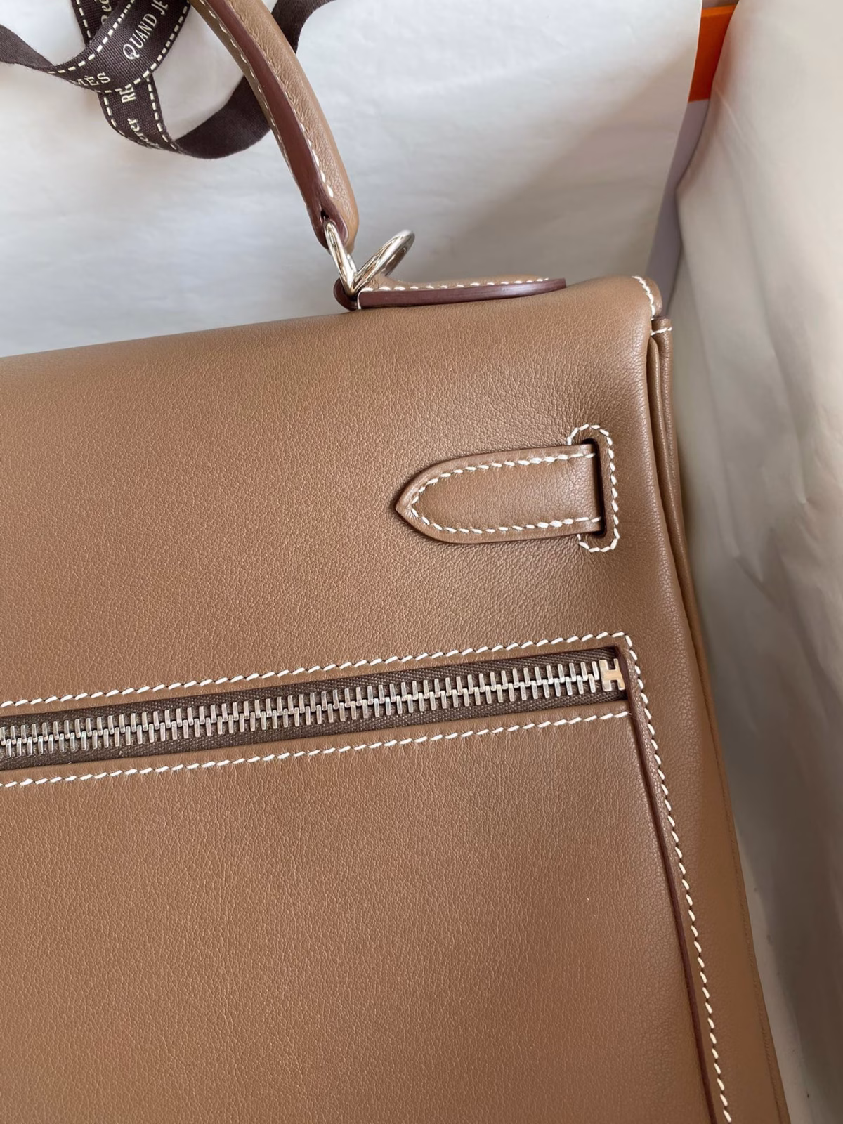 Hermes Kelly Lakis 32 Handmade Bag In Taupe Swift Calfskin - Image 8