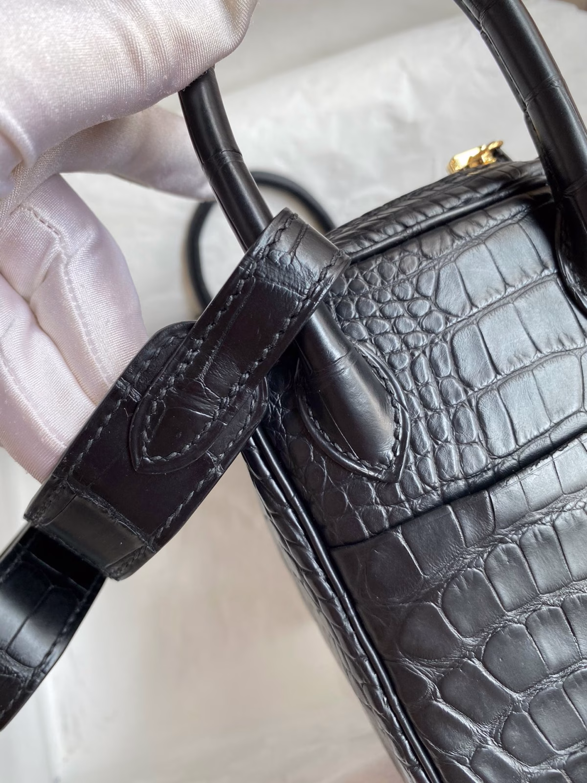 Hermes Mini Lindy Handmade Bag In Black Matte Alligator Leather - Image 2