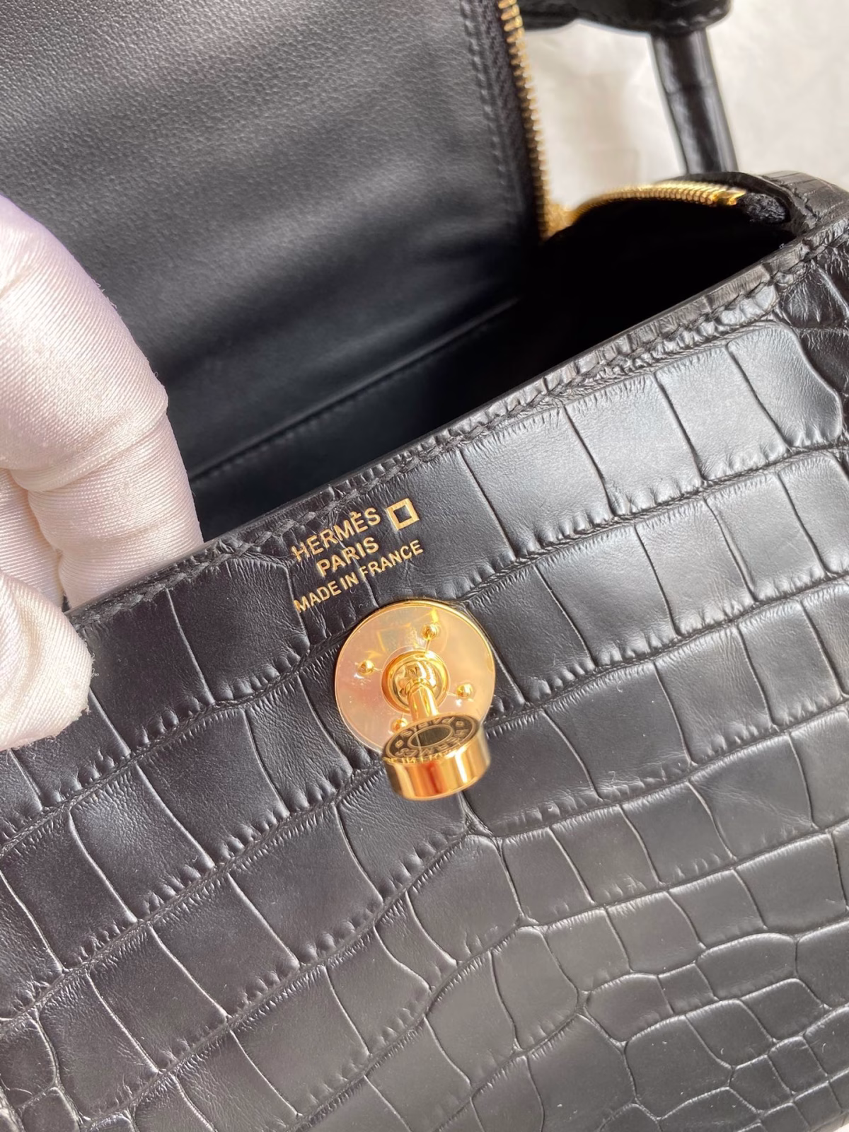Hermes Mini Lindy Handmade Bag In Black Matte Alligator Leather - Image 4