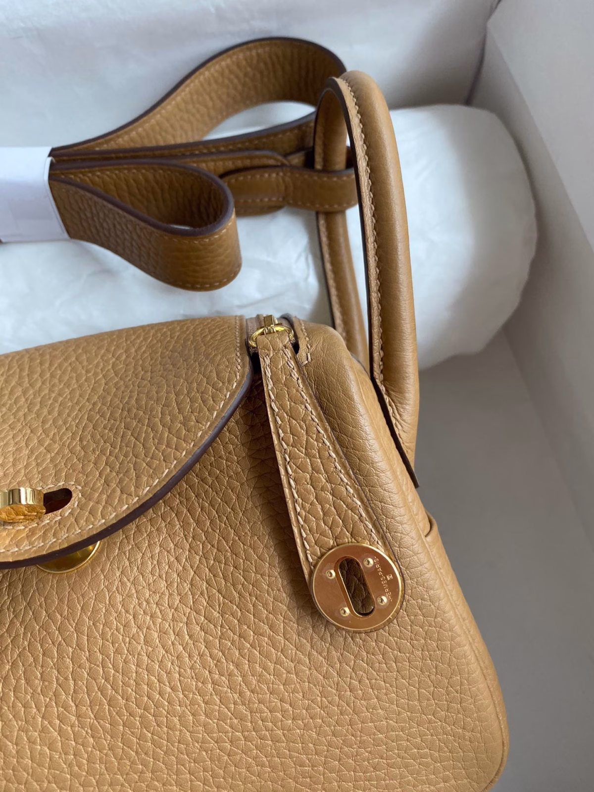 Hermes Mini Lindy Handmade Bag In Biscuit Clemence Leather - Image 7