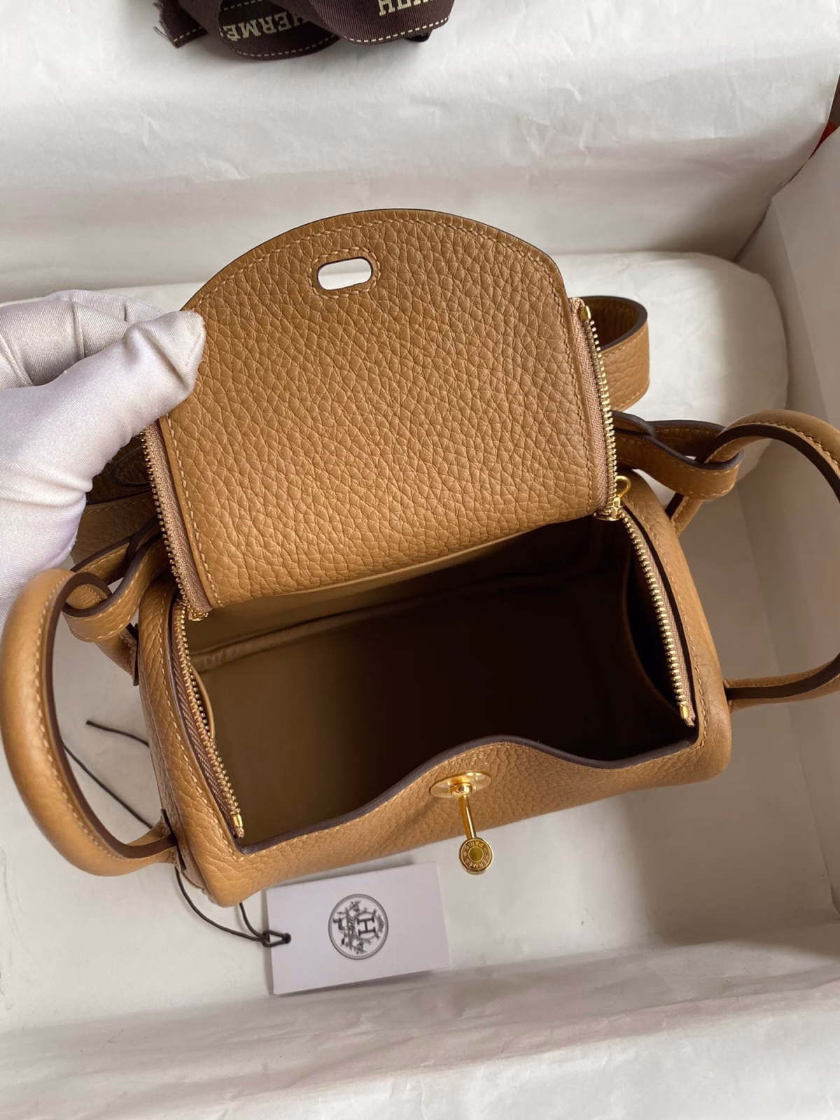 Hermes Mini Lindy Handmade Bag In Biscuit Clemence Leather - Image 3
