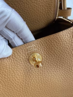 Hermes Mini Lindy Handmade Bag In Biscuit Clemence Leather - Image 4