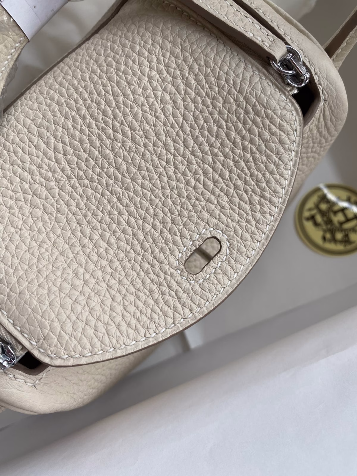 Hermes Mini Lindy Handmade Bag In Craie Clemence Leather - Image 2